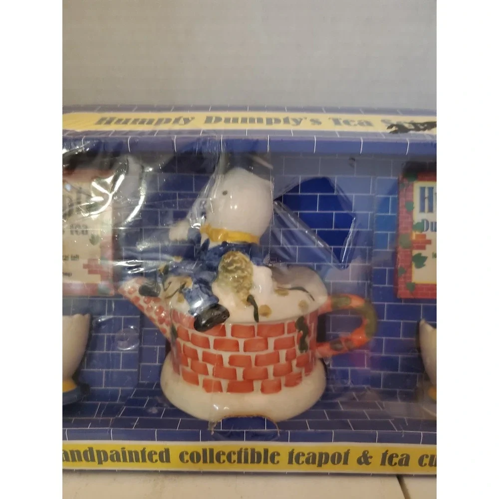 HUMPTY DUMPTY'S TEA SET - HANDPAINTED COLLECTIBLE TEAPOT & TEA CUPS